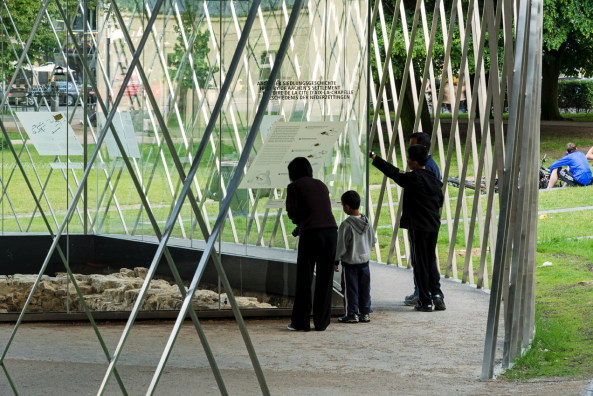 Archologische Vitrine, Elisengarten, Aachen, kadawittfeld