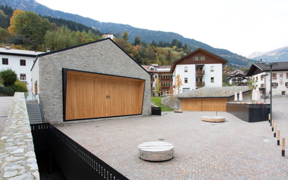 St. Martin in Passeier; Dorfhaus; Andreas Flora; Architekt; Gemeindezentrum; Benjamin Pfitscher; Astlcher; Zirbelholz; Naturstein