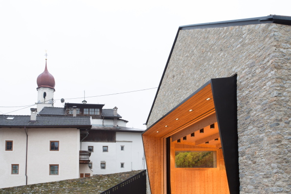 St. Martin in Passeier; Dorfhaus; Andreas Flora; Architekt; Gemeindezentrum; Benjamin Pfitscher; Astl�cher; Zirbelholz; Naturstein