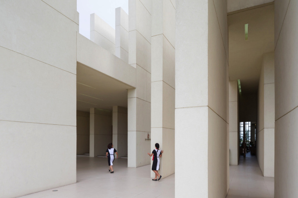 Kirche in Cebu, Philippinen, Caza Architects, Kirche, 100 Walls Church, Saurier beim Yoga, Gewlbe, Trme, Beton, Ikonografie, Wald aus Wnden