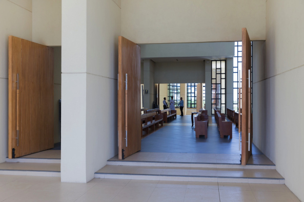 Kirche in Cebu, Philippinen, Caza Architects, Kirche, 100 Walls Church, Saurier beim Yoga, Gewlbe, Trme, Beton, Ikonografie, Wald aus Wnden