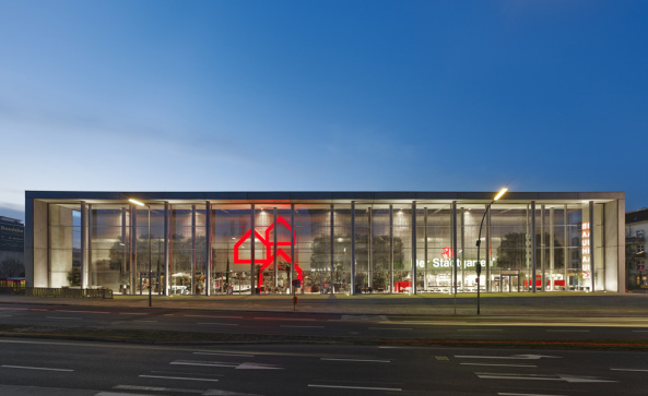 Bauhaus, Berlin, Halensee, Fassade, Baumarkt, Drive-In, Mller Reimann Architekten, Aluminiumhaut, Fachcentrum Bauhaus Berlin, Berliner Woche, Halle, Hallentragwerk, Baumarkt auf dem Kudamm, Thomas Mller und Ivan Reimann, Schaufenster, Neubau Bauhaus Fachzentrum Halensee, Kurfrstendamm / Schwarzbacher Strae