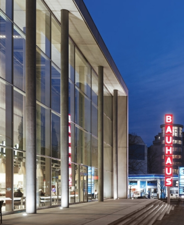 Bauhaus, Berlin, Halensee, Fassade, Baumarkt, Drive-In, Mller Reimann Architekten, Aluminiumhaut, Fachcentrum Bauhaus Berlin, Berliner Woche, Halle, Hallentragwerk, Baumarkt auf dem Kudamm, Thomas Mller und Ivan Reimann, Schaufenster, Neubau Bauhaus Fachzentrum Halensee, Kurfrstendamm / Schwarzbacher Strae