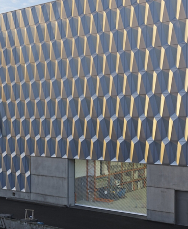 Bauhaus, Berlin, Halensee, Fassade, Baumarkt, Drive-In, Mller Reimann Architekten, Aluminiumhaut, Fachcentrum Bauhaus Berlin, Berliner Woche, Halle, Hallentragwerk, Baumarkt auf dem Kudamm, Thomas Mller und Ivan Reimann, Schaufenster, Neubau Bauhaus Fachzentrum Halensee, Kurfrstendamm / Schwarzbacher Strae