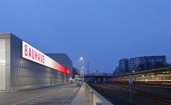 Bauhaus, Berlin, Halensee, Fassade, Baumarkt, Drive-In, Mller Reimann Architekten, Aluminiumhaut, Fachcentrum Bauhaus Berlin, Berliner Woche, Halle, Hallentragwerk, Baumarkt auf dem Kudamm, Thomas Mller und Ivan Reimann, Schaufenster, Neubau Bauhaus Fachzentrum Halensee, Kurfrstendamm / Schwarzbacher Strae