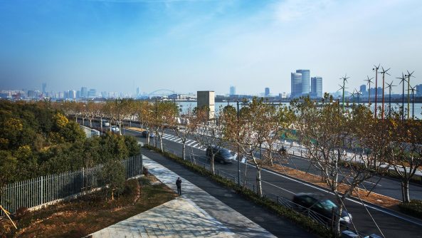 Vertical Glass House Description, Chang/FCJZ, Shinkenchiku Residential Design Competition, Glas, Beton, Atelier FCJZ, Japan Architect Magazine, Yung Ho Chang, Architektur aus China, Bunker, Shanghai, Peking, Wohnexperiment, Monolith, Expo, Privat, Glasboden, Himmel, Fenster, Baunetz, Polina Goldberg, Architektur, Betonfassade, Brutalismus