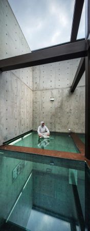 Vertical Glass House Description, Chang/FCJZ, Shinkenchiku Residential Design Competition, Glas, Beton, Atelier FCJZ, Japan Architect Magazine, Yung Ho Chang, Architektur aus China, Bunker, Shanghai, Peking, Wohnexperiment, Monolith, Expo, Privat, Glasboden, Himmel, Fenster, Baunetz, Polina Goldberg, Architektur, Betonfassade, Brutalismus