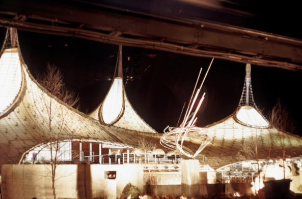 Frei Otto (mit Rolf Gutbrod; Ingenieur: Fritz Leonhardt) hat hier eine Pionierarbeit abgeliefert, die die M�nchener Olympiad�cher von 1972 �berhaupt erst m�glich gemacht hat