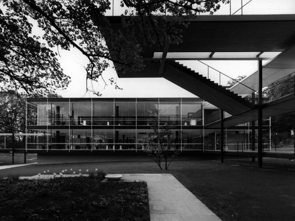 Der deutsche Pavillon auf der Expo 1958 in Br�ssel, der aus einer gleichberechtigten Partnerschaft von Egon Eiermann und Sep Ruf hervorging, wurde als �fast gewichtlose, gebrechliche Moderne� (Wolfgang Pehnt) zum programmatischen Gegenpart der aggressiv-monumentalen Repr�sentationsarchitektur