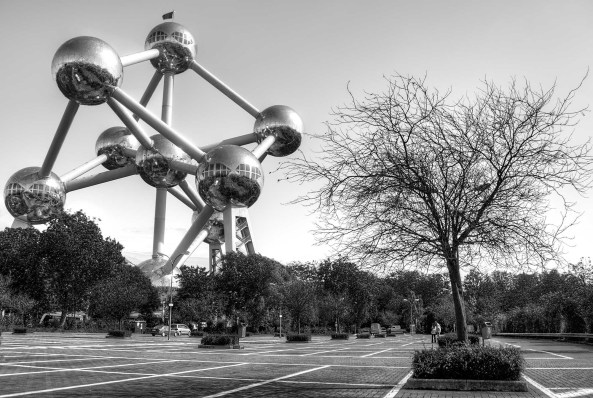 Der deutsche Pavillon in Br�ssel stand in guter Gesellschaft: Nebenan waren das Atomium von Andr� Waterkeyn...