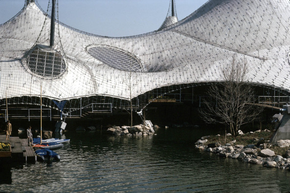 Die Zeltlandschaft aus einer zugbeanspruchten H�ngeseilkonstruktion war damals in diesem Ma�stab weltweit neuartig