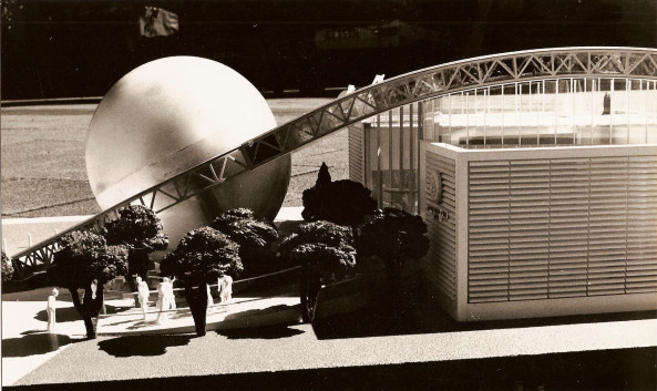 Einen Entwurf des Ostberliner Architekten Achim Felz gab es dazu schon, doch der Lauf der Geschichte beendete die Existenz der DDR zwei Jahre vor dieser Ausstellung