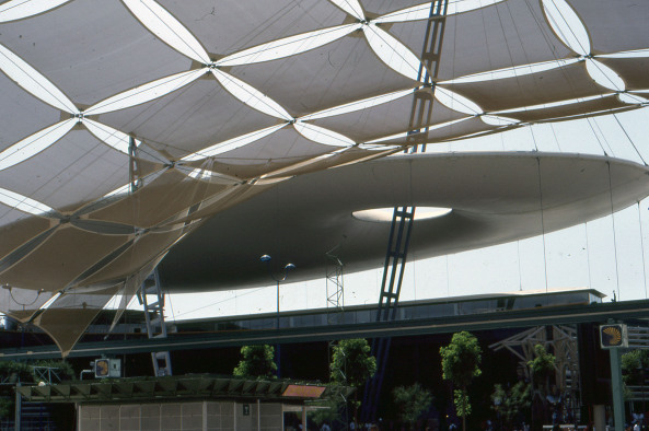 Gebaut wurde ein Ufo-artiger Entwurf des Starnberger Architekten Georg Lippsmeier, der pikanterweise zuvor schon als Fachberater f�r das Projekt und den Wettbewerb engagiert worden war