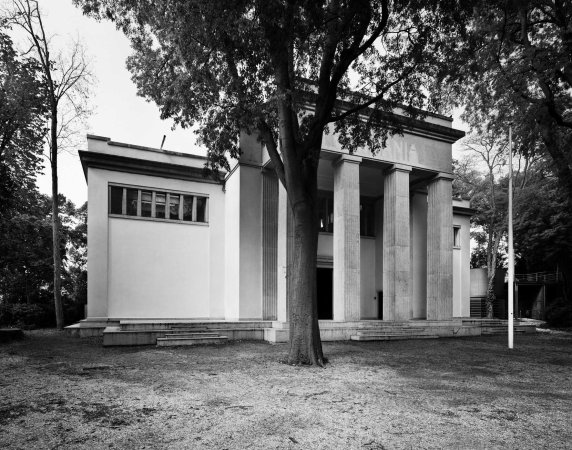 Der 1909 als padiglione bavarese errichtete deutsche Biennale-Pavillon wurde 1938 von den Nazis monumental umgebaut