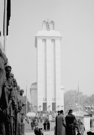 Dem deutschen Pavillon von Albert Speer auf der Pariser Weltausstellung 1937...