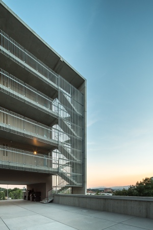 Altenheim, Girona, Calle Francesc Ferrer i Girons, Arcadi Pla arquitectes, Catal Edifici d'Habitatges per a majors de 65 anys a Girona, Puig d'en Roca, Altenpflegeheim, Seniorenresidenz, Spanien, Ausblick, Laubengang