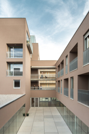 Altenheim, Girona, Calle Francesc Ferrer i Girons, Arcadi Pla arquitectes, Catal Edifici d'Habitatges per a majors de 65 anys a Girona, Puig d'en Roca, Altenpflegeheim, Seniorenresidenz, Spanien, Ausblick, Laubengang