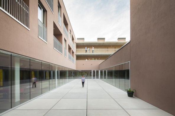 Altenheim, Girona, Calle Francesc Ferrer i Girons, Arcadi Pla arquitectes, Catal Edifici d'Habitatges per a majors de 65 anys a Girona, Puig d'en Roca, Altenpflegeheim, Seniorenresidenz, Spanien, Ausblick, Laubengang