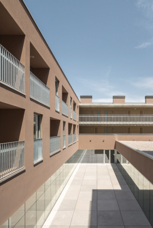Altenheim, Girona, Calle Francesc Ferrer i Girons, Arcadi Pla arquitectes, Catal Edifici d'Habitatges per a majors de 65 anys a Girona, Puig d'en Roca, Altenpflegeheim, Seniorenresidenz, Spanien, Ausblick, Laubengang