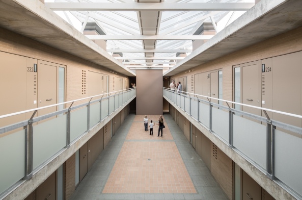 Altenheim, Girona, Calle Francesc Ferrer i Girons, Arcadi Pla arquitectes, Catal Edifici d'Habitatges per a majors de 65 anys a Girona, Puig d'en Roca, Altenpflegeheim, Seniorenresidenz, Spanien, Ausblick, Laubengang