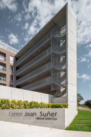 Altenheim, Girona, Calle Francesc Ferrer i Girons, Arcadi Pla arquitectes, Catal Edifici d'Habitatges per a majors de 65 anys a Girona, Puig d'en Roca, Altenpflegeheim, Seniorenresidenz, Spanien, Ausblick, Laubengang