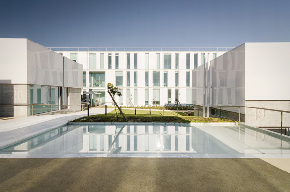 Fundao Social do Quadro Bancrio, Alcabideche, Guedes Cruz Arquitectos, Jos Guedes Cruz, Csar Marques, Marco Martinez Marinho, Cascais, Portugal, Altenheim, Altenwohneim, Seniorenresidenz, Seniorenwohnheim, transluzente Materialien, transluzente fassade, durscheinen