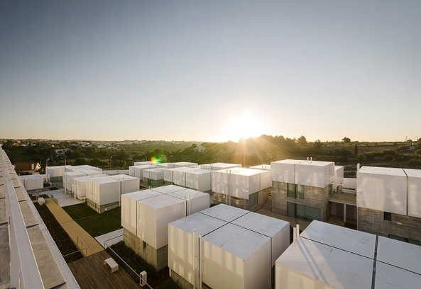Fundao Social do Quadro Bancrio, Alcabideche, Guedes Cruz Arquitectos, Jos Guedes Cruz, Csar Marques, Marco Martinez Marinho, Cascais, Portugal, Altenheim, Altenwohneim, Seniorenresidenz, Seniorenwohnheim, transluzente Materialien, transluzente fassade, durscheinen