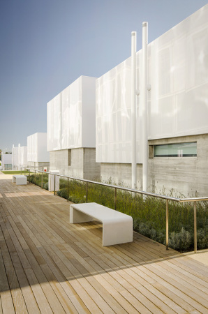 Fundao Social do Quadro Bancrio, Alcabideche, Guedes Cruz Arquitectos, Jos Guedes Cruz, Csar Marques, Marco Martinez Marinho, Cascais, Portugal, Altenheim, Altenwohneim, Seniorenresidenz, Seniorenwohnheim, transluzente Materialien, transluzente fassade, durscheinen