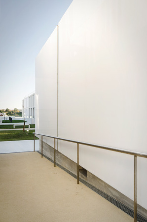 Fundao Social do Quadro Bancrio, Alcabideche, Guedes Cruz Arquitectos, Jos Guedes Cruz, Csar Marques, Marco Martinez Marinho, Cascais, Portugal, Altenheim, Altenwohneim, Seniorenresidenz, Seniorenwohnheim, transluzente Materialien, transluzente fassade, durscheinen