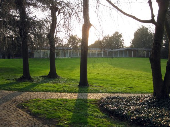 Kurt Georg Kiesinger fand den modernen Bau schier ungemtlich und lie Stilmbel aufstellen