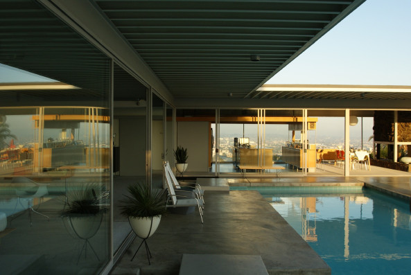 Das Stahl House oder Case Study House 22. Der Name kommt nicht vom Baustoff, sondern vom Bauherren. Bsewichte im Bungalow? Moderne Architektur wird im Film gern als Sitz von dunklen Gegenspielern genutzt. Das Stahl House ist heute eine beliebte Kulisse fr Filmaufnahmen und Shootings.