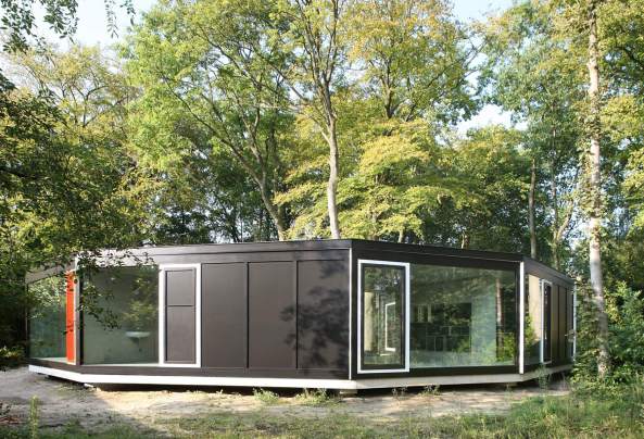 Der Bungalow besteht aus einem unregelmigen Elfeck, in das  wie ausgestanzt  ein Sechseck einen Innenhof formt