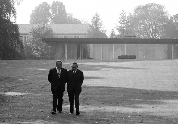 Egon Bahr und Michael Kohl whrend der innerdeutschen Verhandlungen im Oktober 1972 bei einem Spaziergang im Park des Bundeskanzleramtes. Im Hintergrund der Kanzlerbungalow
