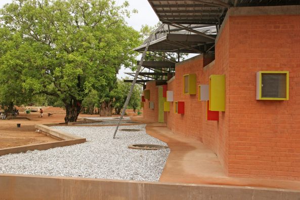 Clinic Leo, Krankenhaus in Afrika, Afrika, Bauen mit Lehm, Burkina Faso, Francis Kere, Kere Architecture, Lehmsteine, Operieren in Afrika, Klinik in Burkina, Lo, Architektur aus Afrika, african architecture, Dibdo Francis Kr, Schulbausteine fr Gando, Kr Architecture, Gando, Dano, Aga Khan Award for Architecture, Operndorf, Schulen in Afrika, Christoph Schlingensief, Remdoogo, Medical Centre, Lo, Regenzeit, Lehmbau, Wasseraufbereitung, Krankenstation, Bauen fr die Dritte Welt, Ouagadougou, Holcim Award, Global Architecture, Learning from Africa