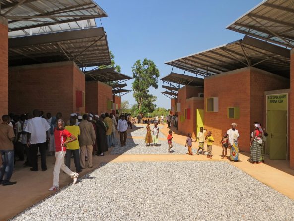 Clinic Leo, Krankenhaus in Afrika, Afrika, Bauen mit Lehm, Burkina Faso, Francis Kere, Kere Architecture, Lehmsteine, Operieren in Afrika, Klinik in Burkina, Lo, Architektur aus Afrika, african architecture, Dibdo Francis Kr, Schulbausteine fr Gando, Kr Architecture, Gando, Dano, Aga Khan Award for Architecture, Operndorf, Schulen in Afrika, Christoph Schlingensief, Remdoogo, Medical Centre, Lo, Regenzeit, Lehmbau, Wasseraufbereitung, Krankenstation, Bauen fr die Dritte Welt, Ouagadougou, Holcim Award, Global Architecture, Learning from Africa