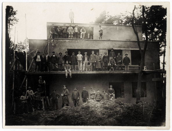 Meisterhuser Dessau, Doppelhaus, Richtfest mit Heinz Nsselt und Bauarbeitern, Oktober 1925