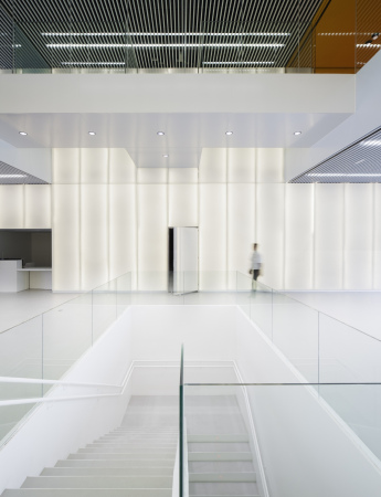 ACXT, Aitor Ortiz, Baskenland, baskisches Nationalarchiv, Archivgebude, Archiv, Historical Archive of the Basque Country, Mara de Haro, 3, Bilbao, Archivo Histrico de Euskadi, Gonzalo Carro, Glasfassade, Interriodesign, Design, Spanien, Iberische Halbinsel, gefaltete Fassade, Lagerhaus, Kellergeschoss, Erdgeschoss, Rasen, Brogebude, Leserume, Lesesaal, Bibliothek, Arbeitsraum, Aktenschrank, bedrucktes Glas