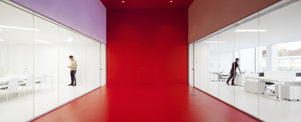 ACXT, Aitor Ortiz, Baskenland, baskisches Nationalarchiv, Archivgebude, Archiv, Historical Archive of the Basque Country, Mara de Haro, 3, Bilbao, Archivo Histrico de Euskadi, Gonzalo Carro, Glasfassade, Interriodesign, Design, Spanien, Iberische Halbinsel, gefaltete Fassade, Lagerhaus, Kellergeschoss, Erdgeschoss, Rasen, Brogebude, Leserume, Lesesaal, Bibliothek, Arbeitsraum, Aktenschrank, bedrucktes Glas