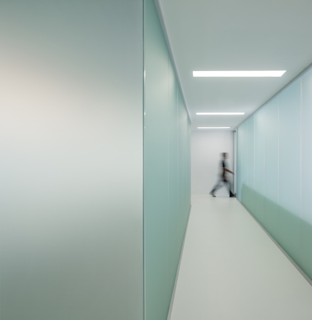 ACXT, Aitor Ortiz, Baskenland, baskisches Nationalarchiv, Archivgebude, Archiv, Historical Archive of the Basque Country, Mara de Haro, 3, Bilbao, Archivo Histrico de Euskadi, Gonzalo Carro, Glasfassade, Interriodesign, Design, Spanien, Iberische Halbinsel, gefaltete Fassade, Lagerhaus, Kellergeschoss, Erdgeschoss, Rasen, Brogebude, Leserume, Lesesaal, Bibliothek, Arbeitsraum, Aktenschrank, bedrucktes Glas