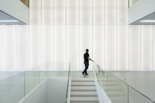 ACXT, Aitor Ortiz, Baskenland, baskisches Nationalarchiv, Archivgebude, Archiv, Historical Archive of the Basque Country, Mara de Haro, 3, Bilbao, Archivo Histrico de Euskadi, Gonzalo Carro, Glasfassade, Interriodesign, Design, Spanien, Iberische Halbinsel, gefaltete Fassade, Lagerhaus, Kellergeschoss, Erdgeschoss, Rasen, Brogebude, Leserume, Lesesaal, Bibliothek, Arbeitsraum, Aktenschrank, bedrucktes Glas