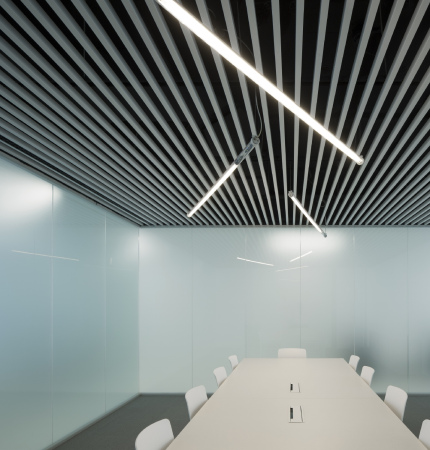 ACXT, Aitor Ortiz, Baskenland, baskisches Nationalarchiv, Archivgebude, Archiv, Historical Archive of the Basque Country, Mara de Haro, 3, Bilbao, Archivo Histrico de Euskadi, Gonzalo Carro, Glasfassade, Interriodesign, Design, Spanien, Iberische Halbinsel, gefaltete Fassade, Lagerhaus, Kellergeschoss, Erdgeschoss, Rasen, Brogebude, Leserume, Lesesaal, Bibliothek, Arbeitsraum, Aktenschrank, bedrucktes Glas