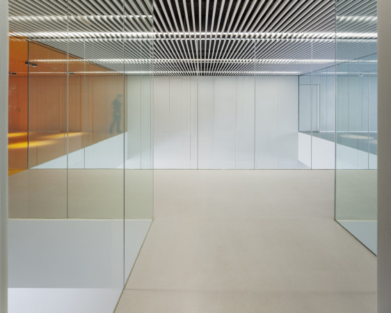 ACXT, Aitor Ortiz, Baskenland, baskisches Nationalarchiv, Archivgebude, Archiv, Historical Archive of the Basque Country, Mara de Haro, 3, Bilbao, Archivo Histrico de Euskadi, Gonzalo Carro, Glasfassade, Interriodesign, Design, Spanien, Iberische Halbinsel, gefaltete Fassade, Lagerhaus, Kellergeschoss, Erdgeschoss, Rasen, Brogebude, Leserume, Lesesaal, Bibliothek, Arbeitsraum, Aktenschrank, bedrucktes Glas