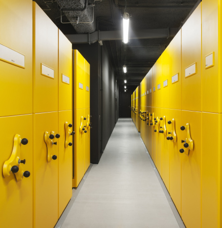 ACXT, Aitor Ortiz, Baskenland, baskisches Nationalarchiv, Archivgeb�ude, Archiv, Historical Archive of the Basque Country, Mar�a de Haro, 3, Bilbao, Archivo Hist�rico de Euskadi, Gonzalo Carro, Glasfassade, Interriodesign, Design, Spanien, Iberische Halbinsel, gefaltete Fassade, Lagerhaus, Kellergeschoss, Erdgeschoss, Rasen, B�rogeb�ude, Leser�ume, Lesesaal, Bibliothek, Arbeitsraum, Aktenschrank, bedrucktes Glas