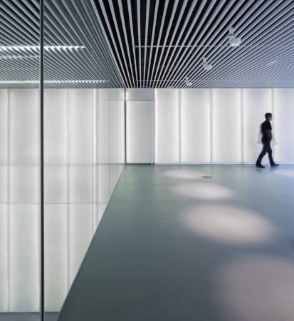 ACXT, Aitor Ortiz, Baskenland, baskisches Nationalarchiv, Archivgebude, Archiv, Historical Archive of the Basque Country, Mara de Haro, 3, Bilbao, Archivo Histrico de Euskadi, Gonzalo Carro, Glasfassade, Interriodesign, Design, Spanien, Iberische Halbinsel, gefaltete Fassade, Lagerhaus, Kellergeschoss, Erdgeschoss, Rasen, Brogebude, Leserume, Lesesaal, Bibliothek, Arbeitsraum, Aktenschrank, bedrucktes Glas