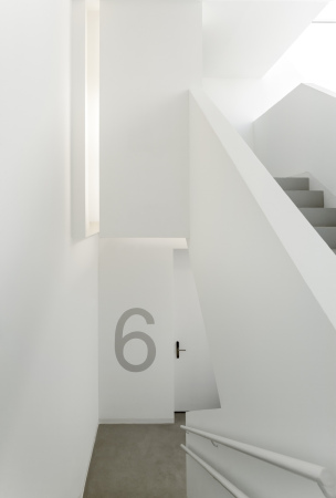 ACXT, Aitor Ortiz, Baskenland, baskisches Nationalarchiv, Archivgebude, Archiv, Historical Archive of the Basque Country, Mara de Haro, 3, Bilbao, Archivo Histrico de Euskadi, Gonzalo Carro, Glasfassade, Interriodesign, Design, Spanien, Iberische Halbinsel, gefaltete Fassade, Lagerhaus, Kellergeschoss, Erdgeschoss, Rasen, Brogebude, Leserume, Lesesaal, Bibliothek, Arbeitsraum, Aktenschrank, bedrucktes Glas