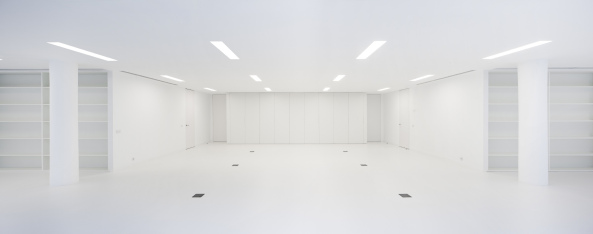 ACXT, Aitor Ortiz, Baskenland, baskisches Nationalarchiv, Archivgebude, Archiv, Historical Archive of the Basque Country, Mara de Haro, 3, Bilbao, Archivo Histrico de Euskadi, Gonzalo Carro, Glasfassade, Interriodesign, Design, Spanien, Iberische Halbinsel, gefaltete Fassade, Lagerhaus, Kellergeschoss, Erdgeschoss, Rasen, Brogebude, Leserume, Lesesaal, Bibliothek, Arbeitsraum, Aktenschrank, bedrucktes Glas