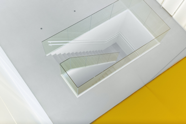 ACXT, Aitor Ortiz, Baskenland, baskisches Nationalarchiv, Archivgebude, Archiv, Historical Archive of the Basque Country, Mara de Haro, 3, Bilbao, Archivo Histrico de Euskadi, Gonzalo Carro, Glasfassade, Interriodesign, Design, Spanien, Iberische Halbinsel, gefaltete Fassade, Lagerhaus, Kellergeschoss, Erdgeschoss, Rasen, Brogebude, Leserume, Lesesaal, Bibliothek, Arbeitsraum, Aktenschrank, bedrucktes Glas