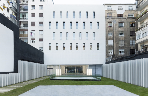 ACXT, Aitor Ortiz, Baskenland, baskisches Nationalarchiv, Archivgebude, Archiv, Historical Archive of the Basque Country, Mara de Haro, 3, Bilbao, Archivo Histrico de Euskadi, Gonzalo Carro, Glasfassade, Interriodesign, Design, Spanien, Iberische Halbinsel, gefaltete Fassade, Lagerhaus, Kellergeschoss, Erdgeschoss, Rasen, Brogebude, Leserume, Lesesaal, Bibliothek, Arbeitsraum, Aktenschrank, bedrucktes Glas