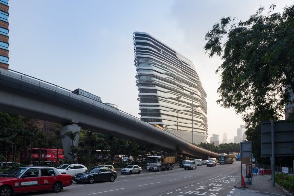 Hochhaus, Universit�tsgeb�ude, Zaha Hadid, Iwan Baan, Jockey Club Innovation Tower, The Hong Kong Polytechnic University, Hongkong, Hochschulgeb�ude, Hochstra�e, Dynamik, Glasfassade, Blob-Architektur, Parametric Design, parametrisches Entwerfen, Fu�ballplatz, Patrik Schumacher, Studenten, Student Centre, Fensterband, Fassade