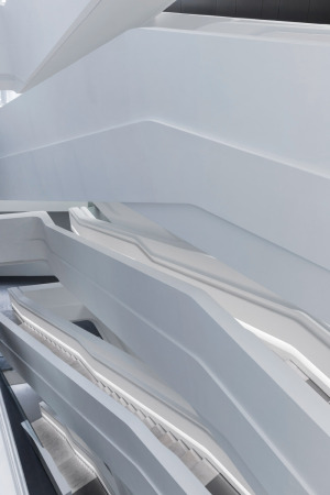 Hochhaus, Universittsgebude, Zaha Hadid, Iwan Baan, Jockey Club Innovation Tower, The Hong Kong Polytechnic University, Hongkong, Hochschulgebude, Hochstrae, Dynamik, Glasfassade, Blob-Architektur, Parametric Design, parametrisches Entwerfen, Fuballplatz, Patrik Schumacher, Studenten, Student Centre, Fensterband, Fassade